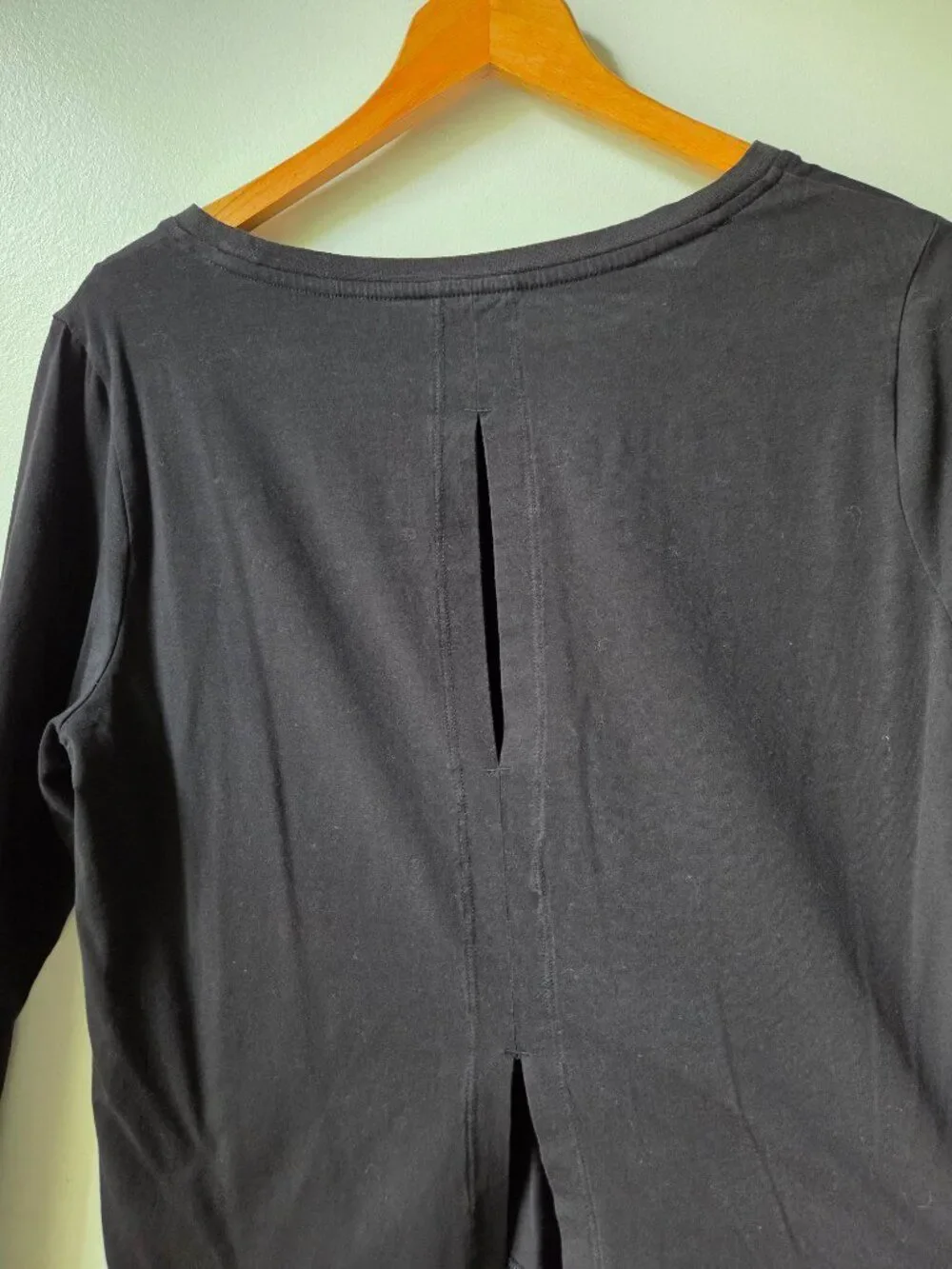 EUC ATHLETA BLACK SLIT BACK LONG SLEEVE TEE SIZE M